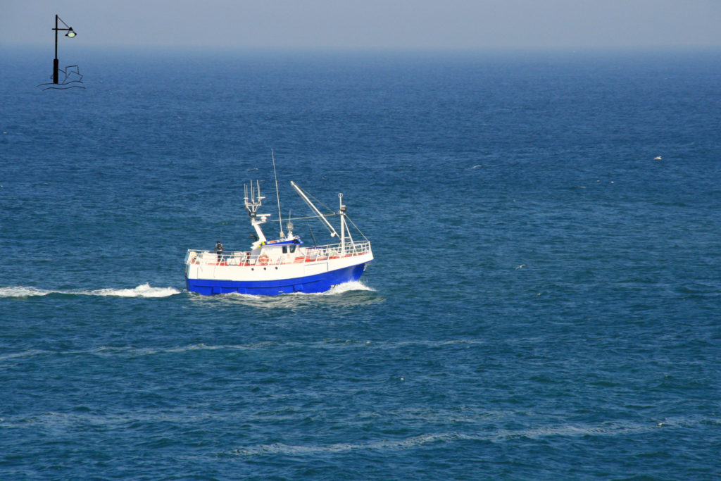 barco desde la ventana de llanes en el mar